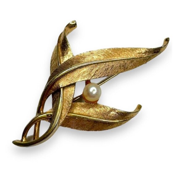 Vintage Signed BOUCHER Brushed Gold Tone & Faux Pearl Overlapping Leaf Brooch - Picture 1 of 11